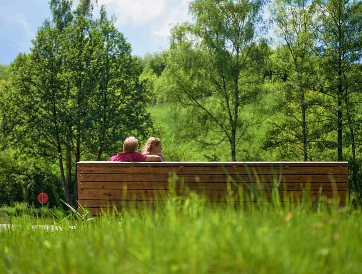 Bank_Osterbergsee_Paar_von-hinten_Frühjahr-Mai(c)-Stadt-Bad-Gandersheim-Marco-Uphaus.jpg