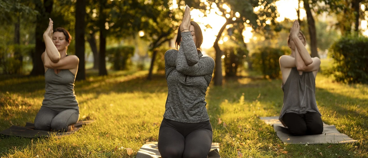 Frauen_Yoga_Natur_ccbyfreepik