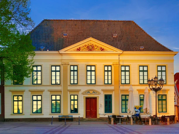 Esens_Rathaus.jpg Esens_Rathaus.jpg