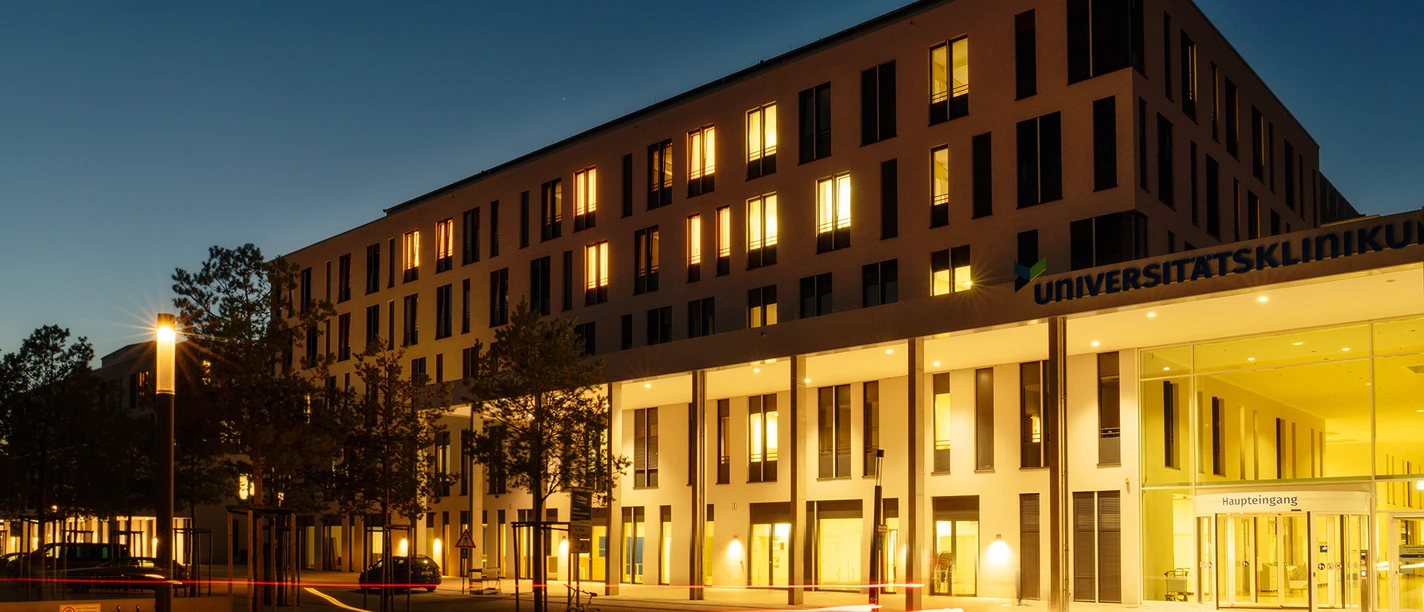 Gebäude des Universitätsklinikums Jena zur Abendstunde