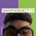 Nahaufnahme eines Gesichts mit dunkler Brille, darüber der Schriftzug "Sampagne TV" auf zweifarbigem Hintergrund.