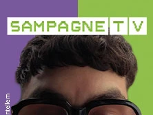 Nahaufnahme eines Gesichts mit dunkler Brille, darüber der Schriftzug "Sampagne TV" auf zweifarbigem Hintergrund.