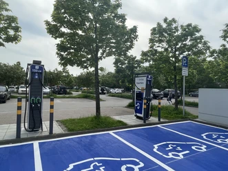 E-Ladesäulen Esens Großraumparkplatz.JPG