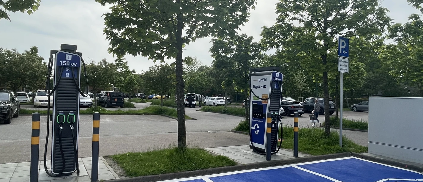 E-Ladesäulen Esens Großraumparkplatz.JPG