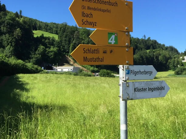 Wegweiser bei Autobahnunterführung Nördlich von Mositunnel