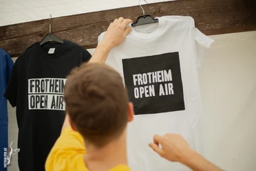 Frotheim Open Air Es werden 2 T-Shirts gezeigt mit dem Schriftzug "Frotheim Open Air"
