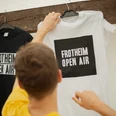 Frotheim Open Air Es werden 2 T-Shirts gezeigt mit dem Schriftzug "Frotheim Open Air"