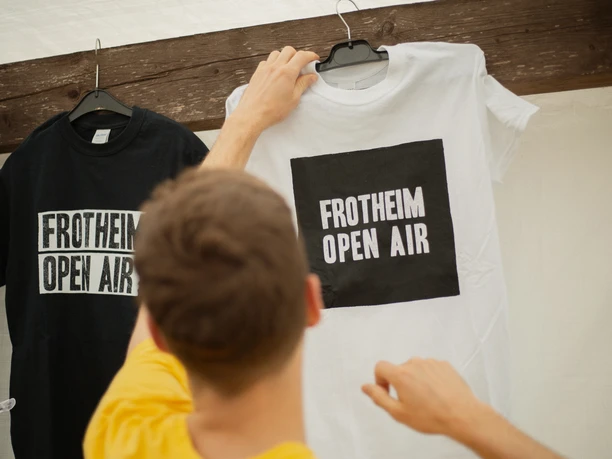 Frotheim Open Air Es werden 2 T-Shirts gezeigt mit dem Schriftzug "Frotheim Open Air"
