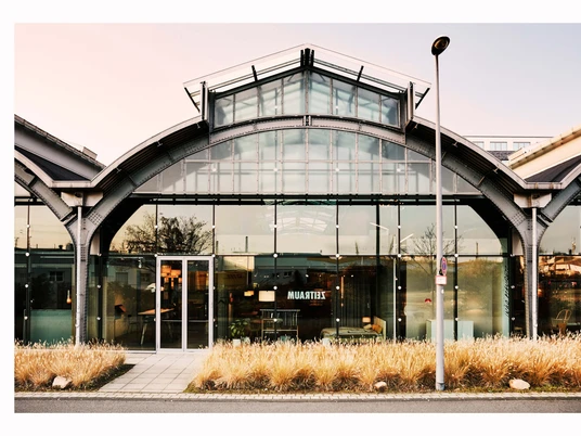 Design Post Köln Glasfassade der Design Post Köln: modern und elegant.Glass façade of the Design Post Cologne: modern and elegant.