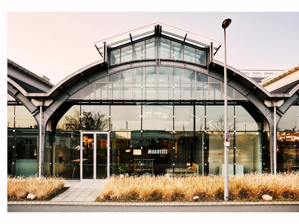 Design Post Köln Glasfassade der Design Post Köln: modern und elegant.