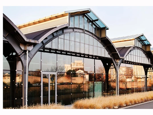 Design Post Köln Die Design Post Köln präsentiert sich als ein modern umgebauter Industriekomplex mit großen Bogenfenstern und einer Glasfassade. Die Architektur verbindet historische Elemente mit zeitgenössischer, klarer Linienführung.The Design Post Köln presents itself as a modern converted industrial complex with large arched windows and a glass façade. The architecture combines historical elements with contemporary, clear lines.