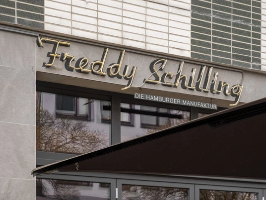 Freddy Schilling Außenansicht auf das Restaurant Feddy Schilling mit LogoExterior view of the Feddy Schilling restaurant with logo
