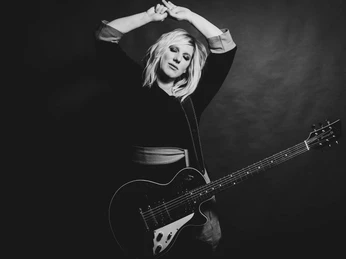 Claudia-Koreck-Gitarre-Pressefoto.jpg Claudia Koreck mit Gitarre Pressefoto in schwarz-weiß