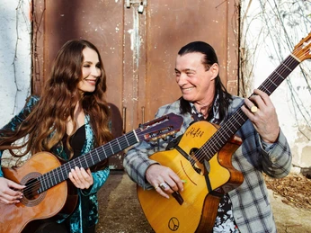 Lonskaya-Reinhardt-Gitarrenduo.jpg Yuliya Lonskaya und Lulo Reinhardt Pressefoto des Gitarrenduos