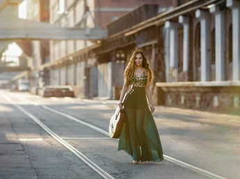 Yuliya-Lonskaya-Pressefoto.jpg Yuliya Lonskaya geht auf Straße in grünem langen Abendkleid und mit Gitarre