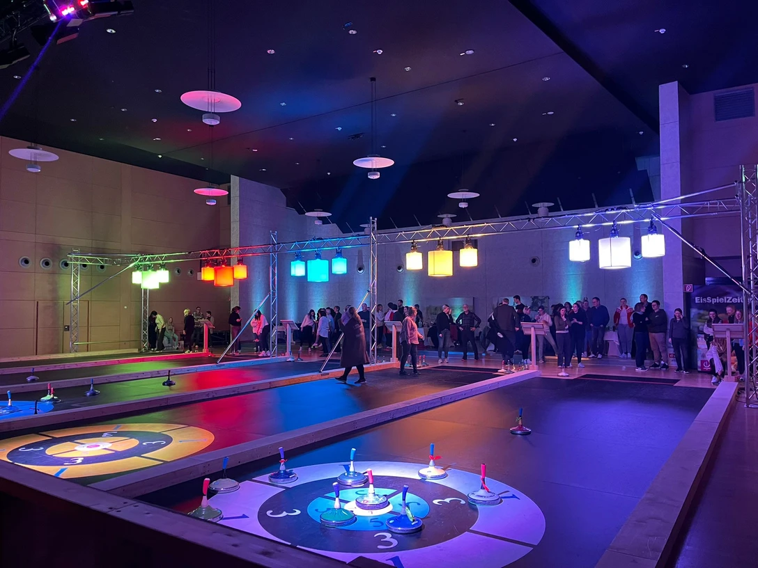 IMG-20250113-WA0018.jpg Menschengruppe in der Stadthalle beim Eisstockschießen