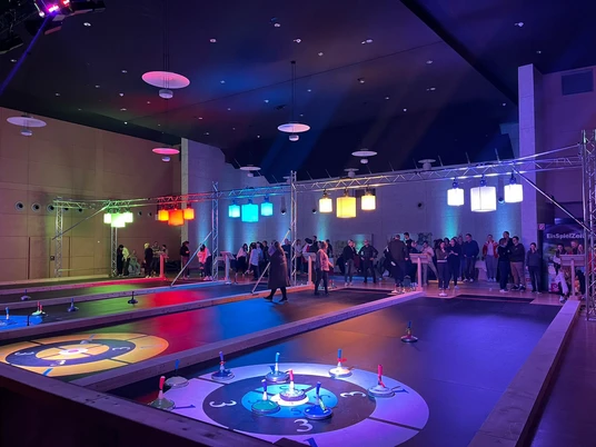 IMG-20250113-WA0018.jpg Menschengruppe in der Stadthalle beim Eisstockschießen