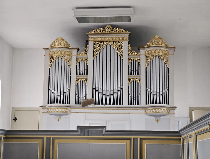 Geißler-Orgeln in Kirche Machern Zu sehen ist die Geißler-Orgel in der Kirche Machern im close-up.The Geißler organ in the Machern church can be seen close-up.Geißlerovy varhany v kostele v Machernu si můžete prohlédnout zblízka.Organy Geißlera w kościele Machern można zobaczyć z bliska.Het Geißler-orgel in de Machern-kerk is van dichtbij te zien.L'organo Geißler della chiesa di Machern è visibile da vicino.