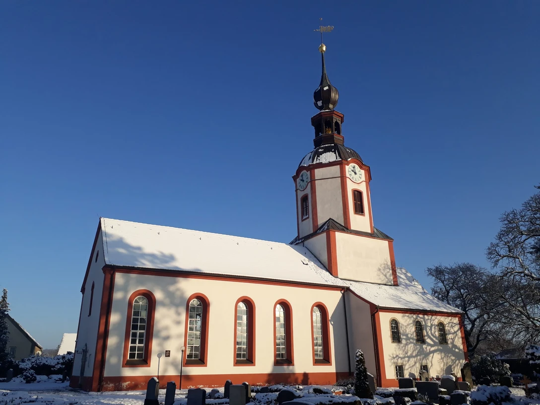Kirche Machern zu sehen ist die Außenansicht der Kirche Machern, die mit Schnee bedeckt ist.