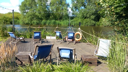 Steg des Restaurants Tidenhub Steg des Restaurants Tidenhub mit Liegestühlen an der Ilmenau