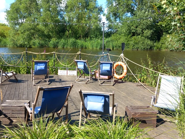 Steg des Restaurants Tidenhub Steg des Restaurants Tidenhub mit Liegestühlen an der Ilmenau