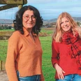 Ruzanna Shahinyan + Silke Domke.jpg Zwei Frauen, eine mit schwarzen Haaren und eine mit blonden, stehen lächelnd auf einer Wiese.