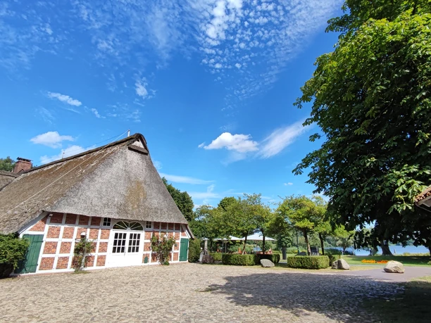 Hofseite des Restaurants Haus am See Hofseite des Restaurants Haus am See