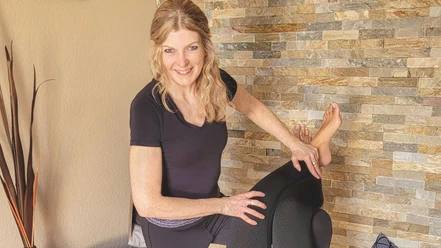 Sylke Domke Sylke Domke bei der professionellen Beinmassage in entspannter Umgebung, lächelnd zugewandt.