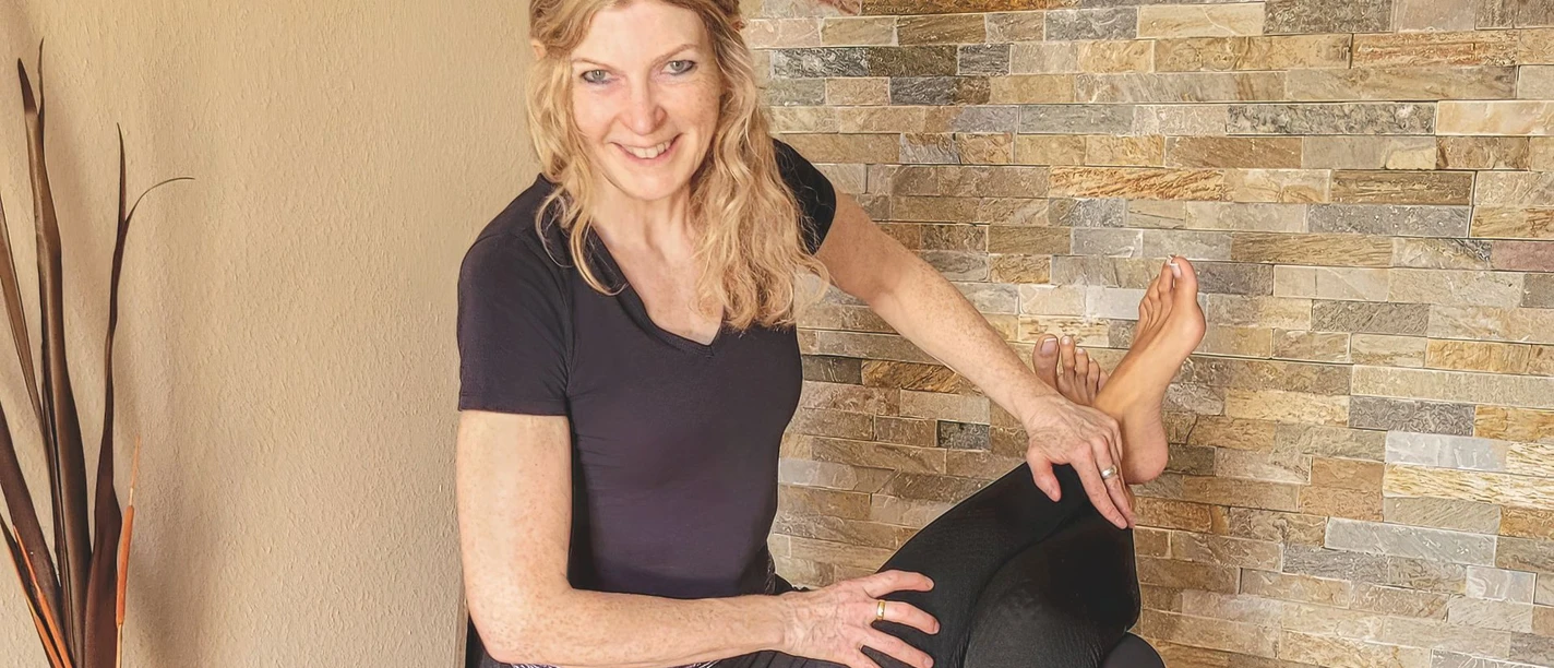 Sylke Domke Sylke Domke bei der professionellen Beinmassage in entspannter Umgebung, lächelnd zugewandt.