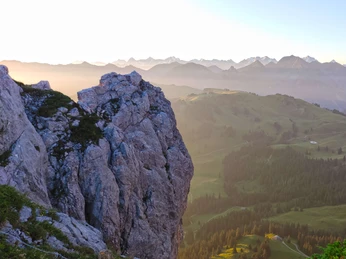 Morgenstimmung auf dem Niderhore Schroffe Felsen des Niderhores im Licht der MorgendämmerungRugged cliffs of the Niderhores in the light of dawnLes rochers escarpés du Niderhores dans la lumière de l'aube
