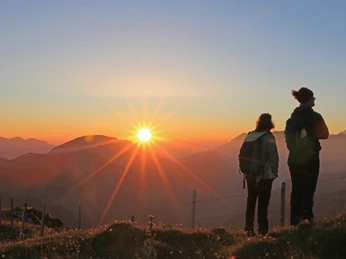 Lever de soleil de la nuit de la randonnée Zwei Personen geniessen den Sonnenaufgang über der Diemtigtaler BergketteTwo people enjoy the sunrise over the Diemtigtal mountain rangeDeux personnes admirent le lever du soleil sur la chaîne de montagnes du Diemtigtal