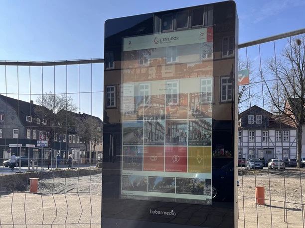 Digitale Infostele Neustädter Kirchplatz.jpeg Digitale Infostele Neustädter Kirchplatz