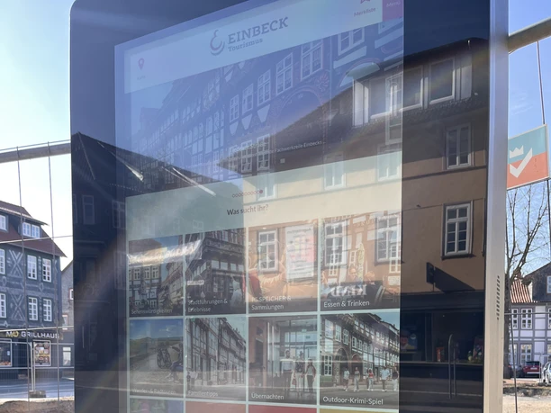 Digitale Infostele Neustädter Kirchplatz.jpeg Digitale Infostele Neustädter Kirchplatz