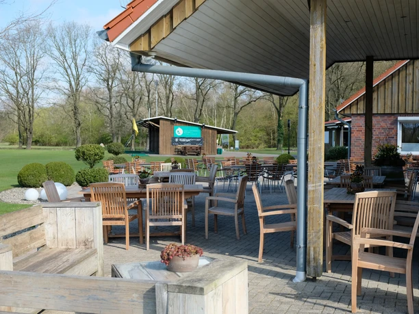 Sommerterrasse am Königs mit Blick auf den Golfplatz