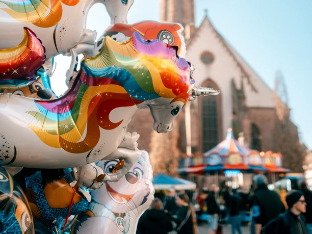 Frühjahrsmarkt Aufblasbare Einhornballons auf dem Einbecker Marktplatz.