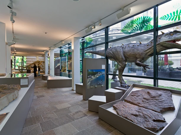 Blick in die NaturWelten_Dinos (c) Landesmuseum Hannover.jpg