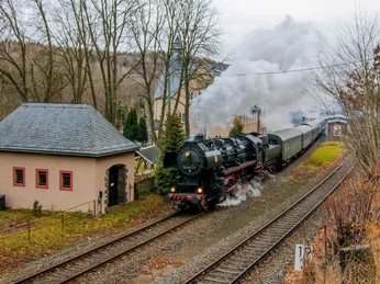 Eisenbahnmuseum Leipzig - Eisenbahnromantik im Herbst Eine historische Dampfbahn passiert einen idyllisch in die Natur eingebetteten Bahnhof im Herbst