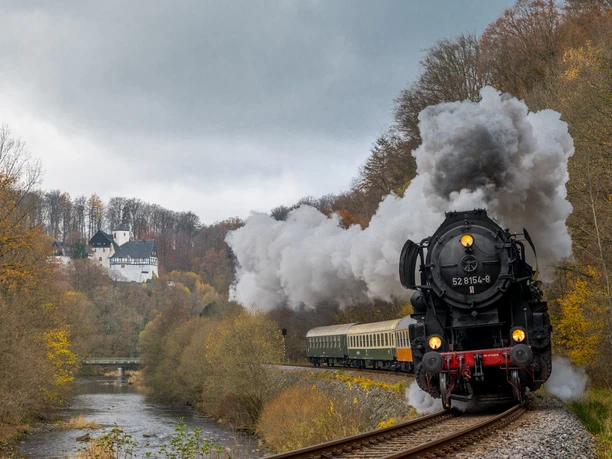 Eisenbahnmuseum Leipzig - Dampfbahnfahrten in der Region Leipzig Die Dampflokomotive 52 8154-8 fährt durch eine herbstliche Landschaft und vielseitige Natur