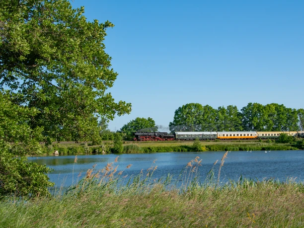 Eisenbahnmuseum Leipzig - Eisenbahnromantik in der Region Leipzig Thematische Fahrten mit der Dampfbahnlok des Eisenbahnmuseums Leipzig führen durch die Region