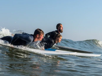 Wellenreiter im Wasser