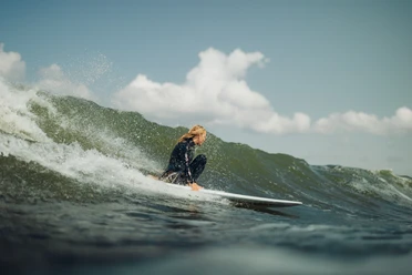 Surferin mit Welle