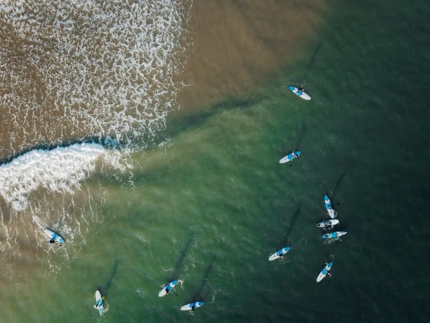 Luftaufnahme von Surfern im Wasser