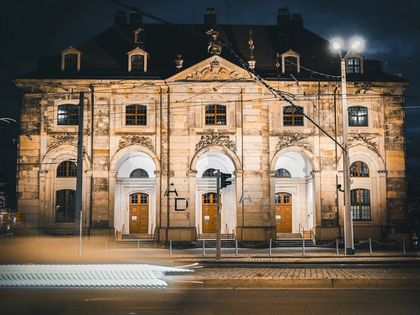 Blockhaus Dresden bei Nacht – Archiv der Avantgarden.jpg