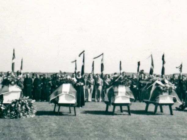 Genbegravelse-af-4-modstandsfolk-fra-Skydestranden-i-Sønderborg©Museum-Sønderjyllands-Mediearkiv Genbegravelse-af-4-modstandsfolk-fra-Skydestranden-i-Sønderborg©Museum-Sønderjyllands-Mediearkiv