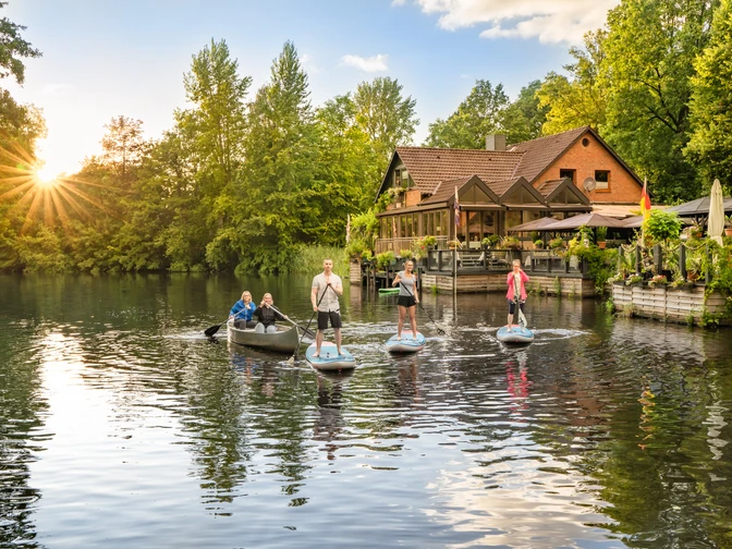 Paddeltrails9.JPG Die Paddeltrails führen einmal um die Stader AltstadtThe paddle trails lead around the old town of StadePadlestierne fører rundt om den gamle bydel i StadeDe peddelroutes leiden rond het oude stadscentrum van Stade