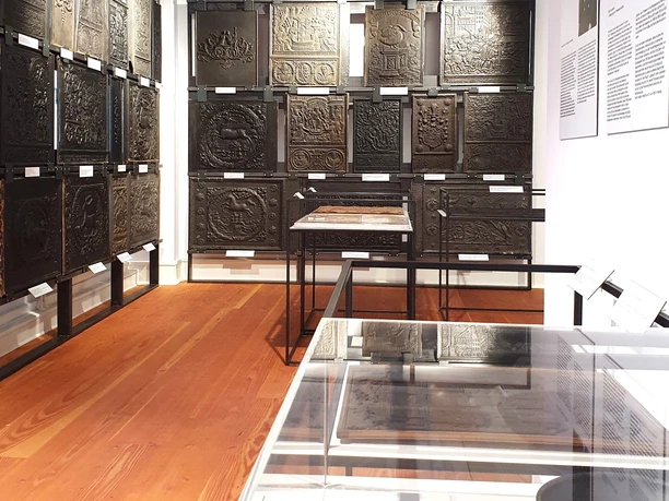 Im Raum der Ofenplattensammlung.jpg