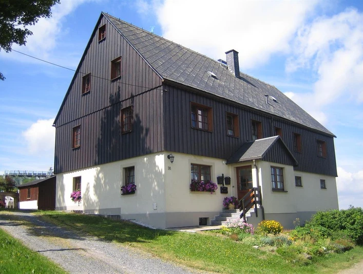 Außenansicht Haus im Sommer