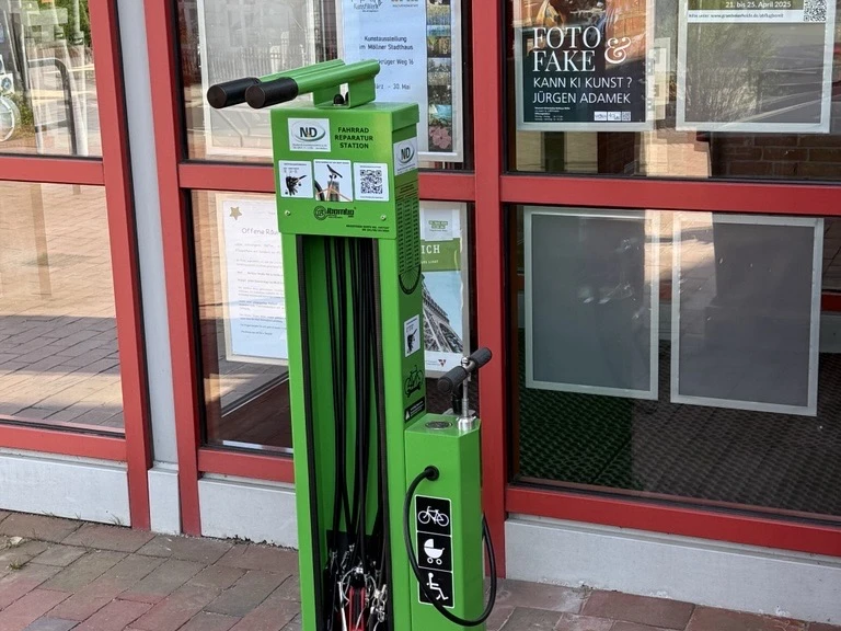Fahrrad Reparatur Station Stadthaus.jpg