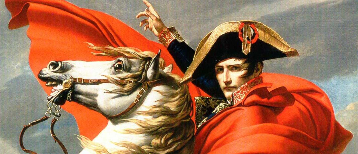 Napoleon in Günzburg Napoleon reitet ein energetisches Pferd, gekleidet in einen roten Umhang und eine verzierte Uniform.