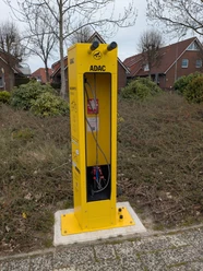 reparatursäule.werdum.jpg Gelbe Reparatursäule für Fahrräder mit Werkzeugen an langen Schnüren